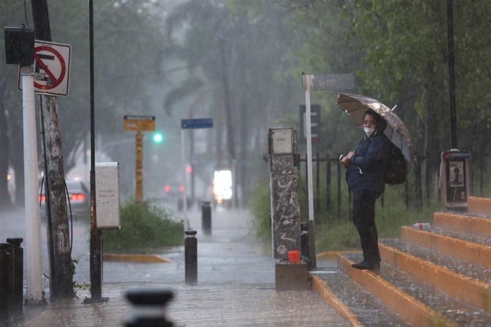 Protección Civil reportó que se registran ecos de lluvia fuerte con posible caída de granizo hacia San Juan Ocotán, Puerta de Hierro y Las Lomas.