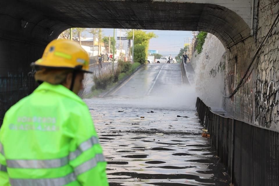 Se registraron hasta 60 centímetros de agua en el paso a desnivel de 8 de Julio y Washington, lo que causó cierre temporal al tránsito vehicular.