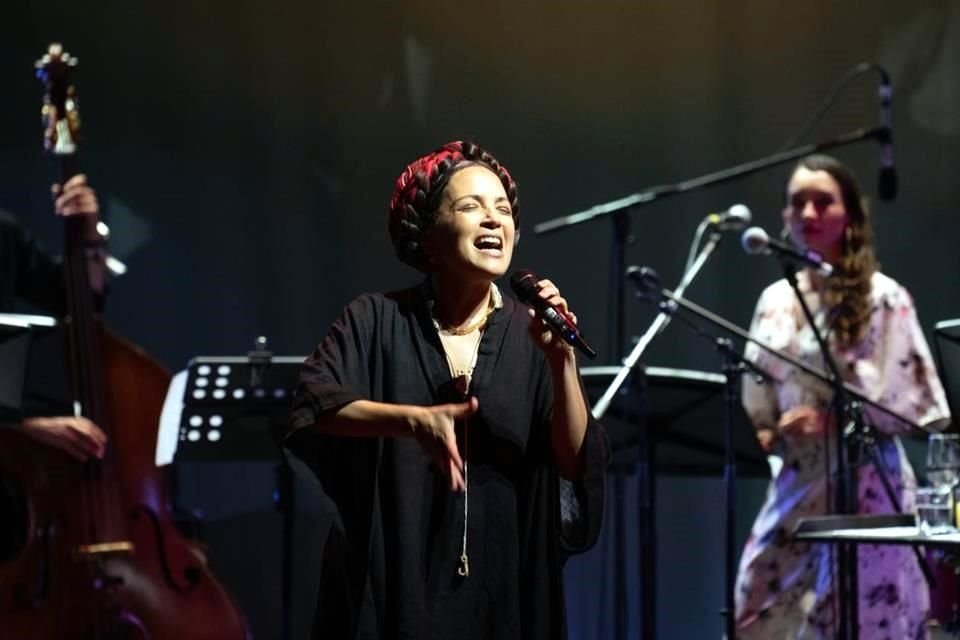 Natalia Lafourcade abarrotó el foro al aire libre del Paax en un recital de la serie Darkside donde interpretó éxitos como 'Hasta la raíz'.