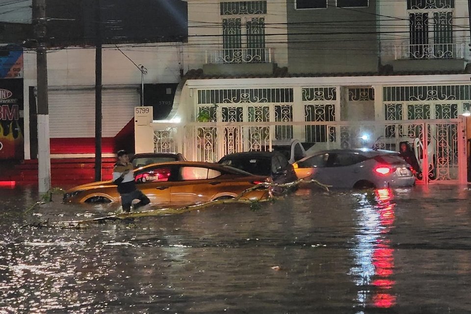 Mariano Otero y Copérnico se inundó, como con cada lluvia fuerte.