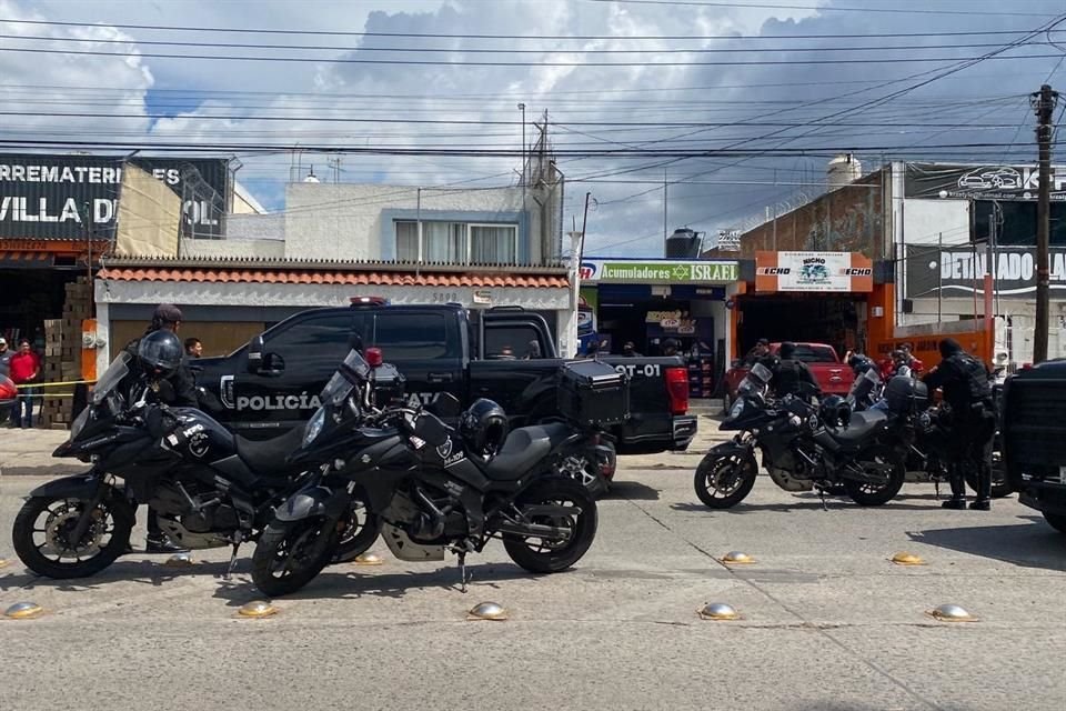 Sujetos armados se enfrentaron a balazos en el cruce de Mariano Otero y Felipe Zetter, en Paseos del Sol; uno de los agresores fue herido.
