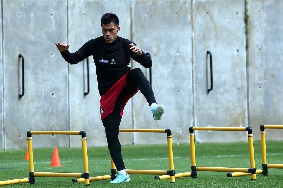 El capitán del Atlas, Aldo Rocha, asegura que respaldan la continuidad de Beñat San José, pero admite que eso deberá verse en la cancha.