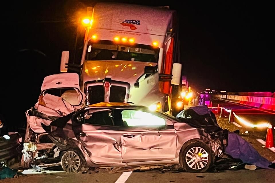 El incidente involucró a Tractocamión Kenworth, que chocó a tres vehículos que estaban parados en la autopista debido a otro percance. El conductor de este camión, huyó.