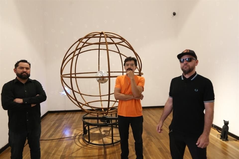 Alejandro Fournier, Javier Cárdenas Tavizon y Santino Escatel integrantes de Sector Reforma con obras de la exposición 'Una figura es posible con tres líneas rectas' en el Museo Cabañas.