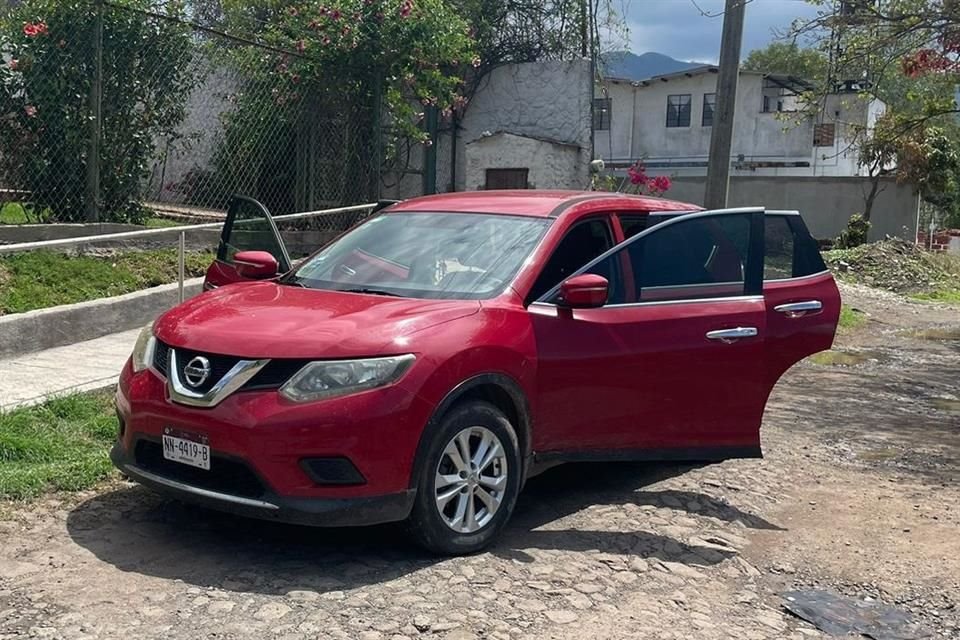 Dentro del carro había 4 fusiles de asalto, 20 cargadores, mil 20 cartuchos útiles, 5 chalecos tácticos y 2 granadas.