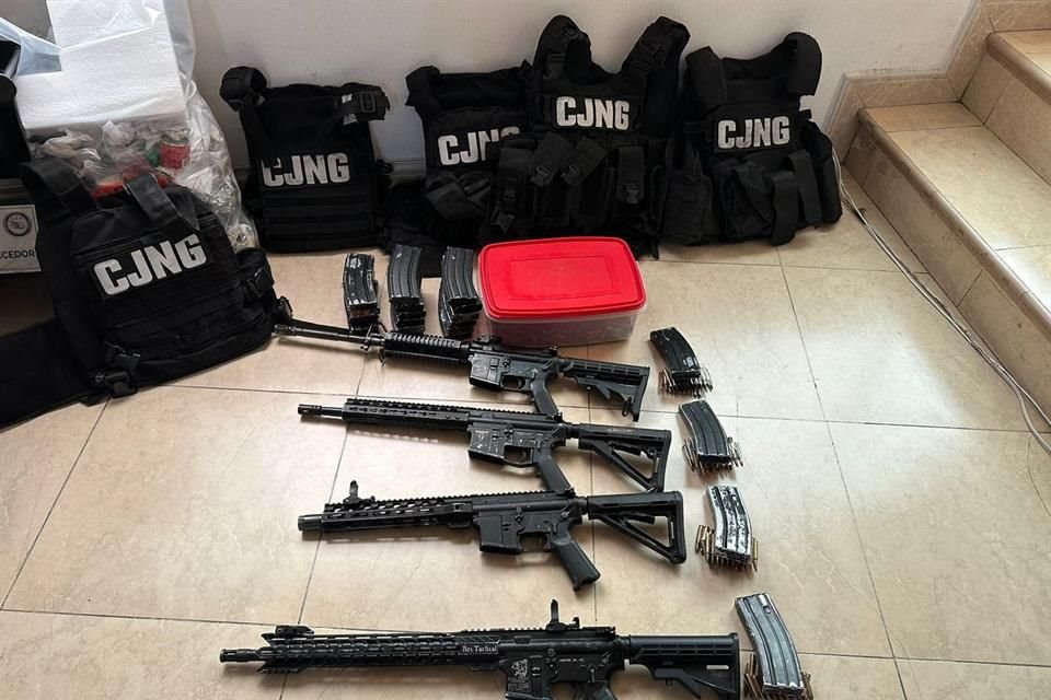 Los chalecos eran de color negro y en la parte frontal tenían impresas las siglas del CJNG.