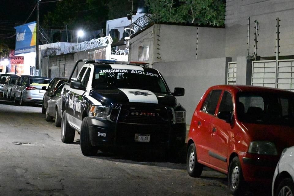 Por lo menos 20 casquillos quedaron regados a lo largo de la calle, resultado de la agresión armada contra tres sujetos en la Colonia Colli Urbano.