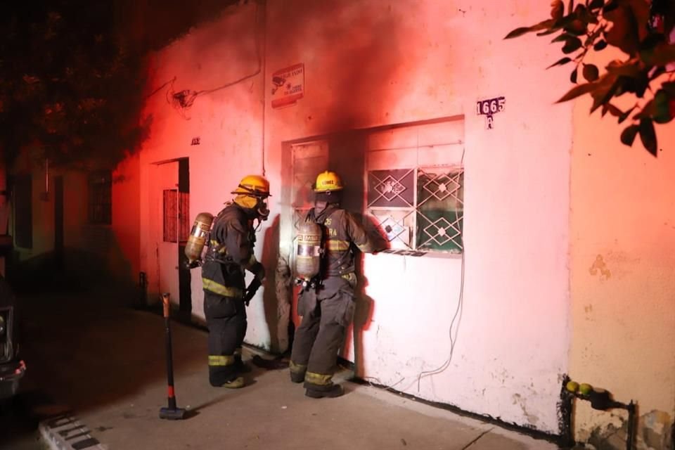 El fuego comenzó hoy cerca de las 3:00 horas en una vivienda de la Calle Juan Álvarez, cerca de Manuel M. Diéguez.