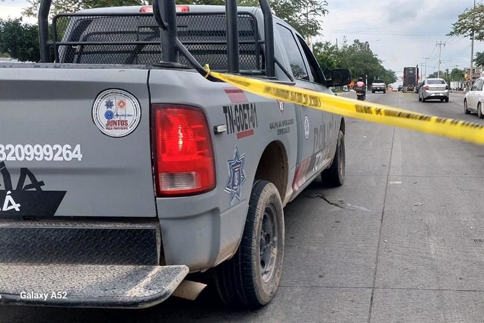 Policías de Tonalá acudieron al sitio cerca de las 17:00 horas, a tratar de controlar la circulación y custodiar el cerco.