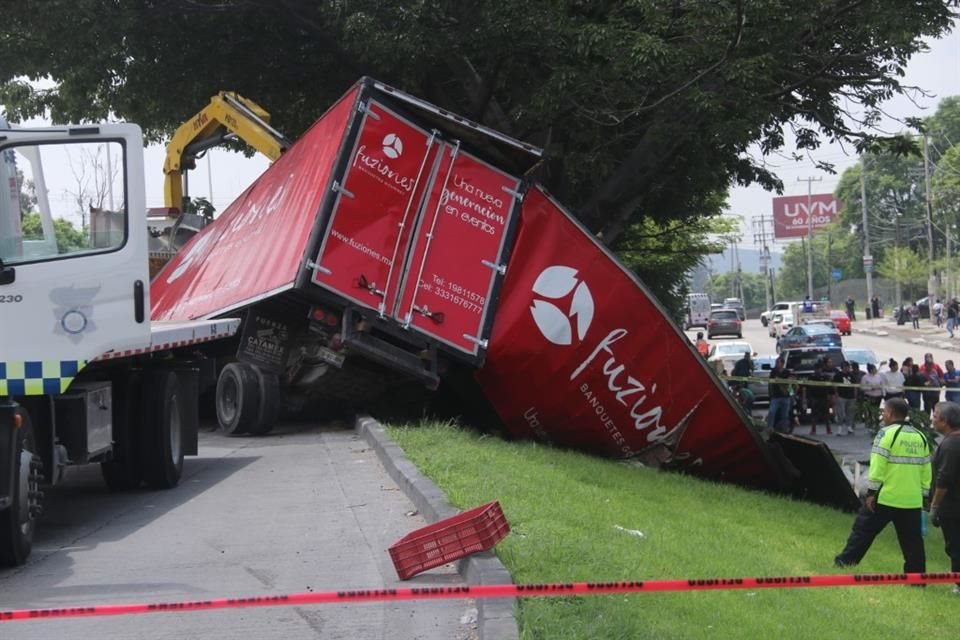 Un camión cargado con más de 15 toneladas se impactó de manera frontal contra un árbol.