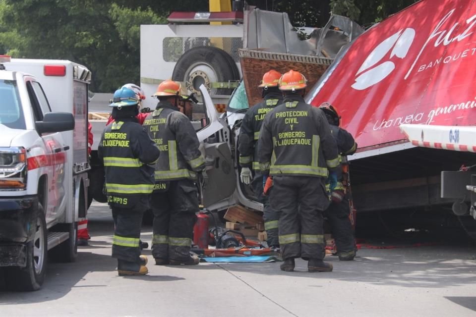 Para rescatar los tres cuerpos, los oficiales de Protección Civil y de la Cruz Roja Mexicana utilizaron equipo hidráulico.