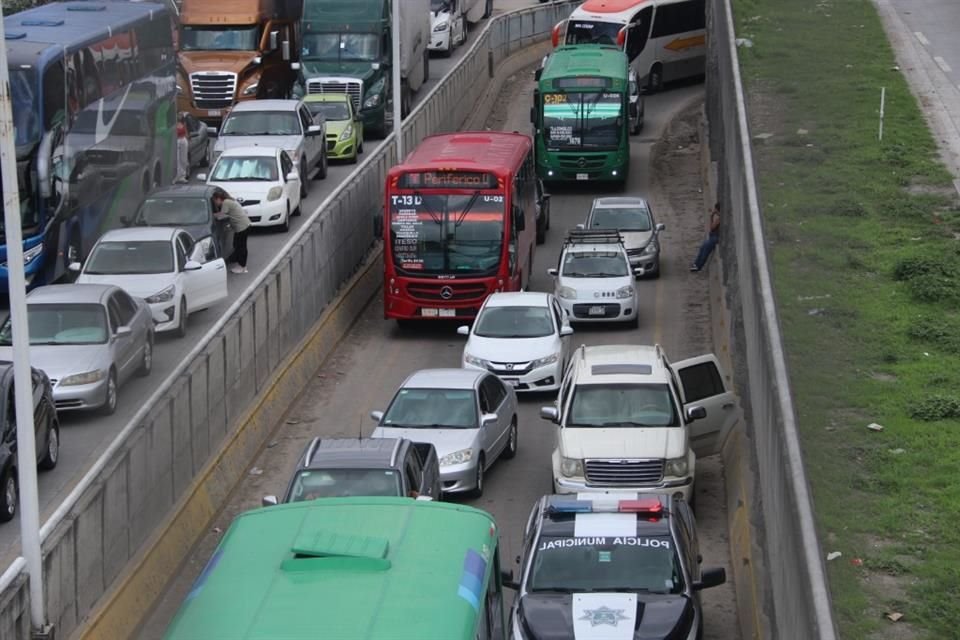 Caos vial en Periférico.