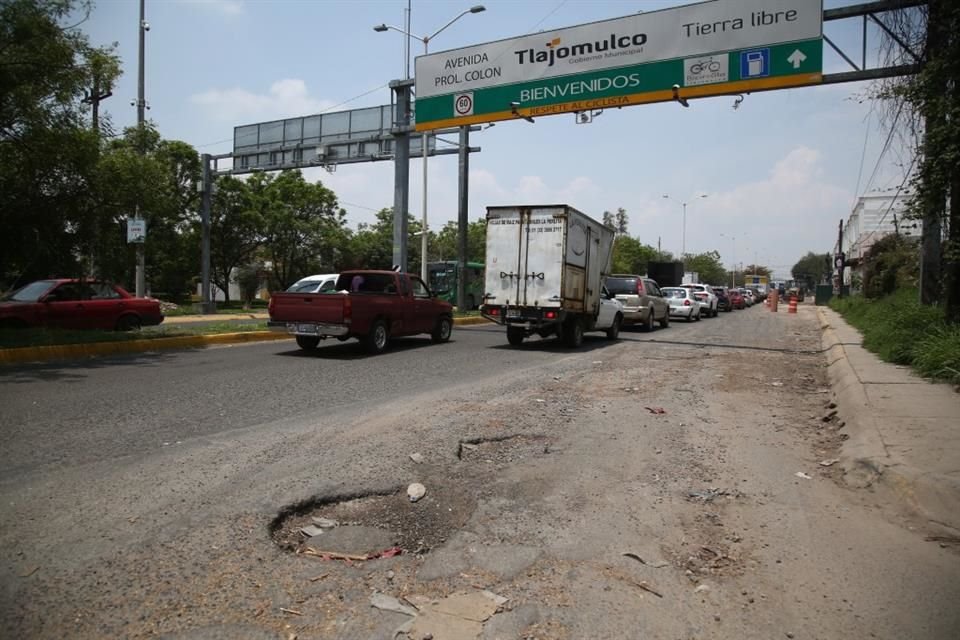 El Camino Real a Colima está invadido por baches, autos estacionados sobre carriles, entre otros.