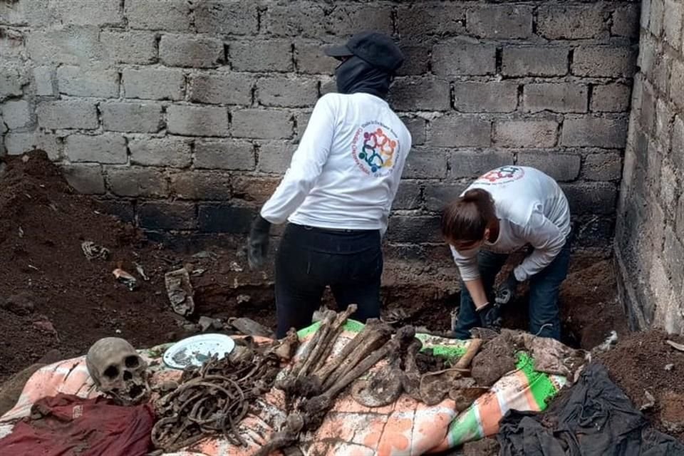 Colectivo Corazones Unidos en la Búsqueda de Nuestros Tesoros localizó dos fosas clandestinas en Pueblo Quieto, donde hallaron tres cuerpos.