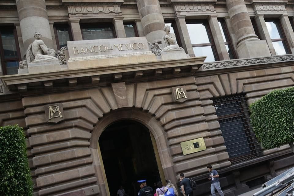 Miembro de la junta del Banco de México destacó que la economía pasa por un periodo de estancamiento y que pudiera materializarse una ligera recesión.