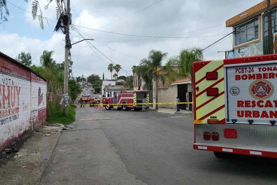 Protección Civil y Bomberos Tonalá aseguraron que continuarán los trabajos hasta que el explosímetro marque 0 porciento.