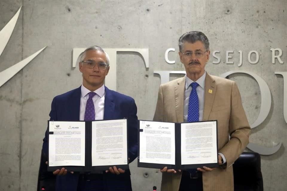 Luis Antonio García Serrato, director general de ALMER, y Miguel Ángel Domínguez Morales, presidente del CRT, durante la firma del convenio.