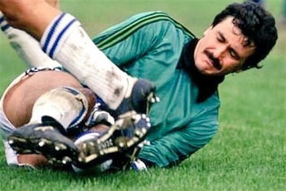 En su única temporada con el Barcelona, Ronaldo Nazario hizo 47 goles en 49 juegos, y uno de los más recordados lo anotó a Fernando Peralta.