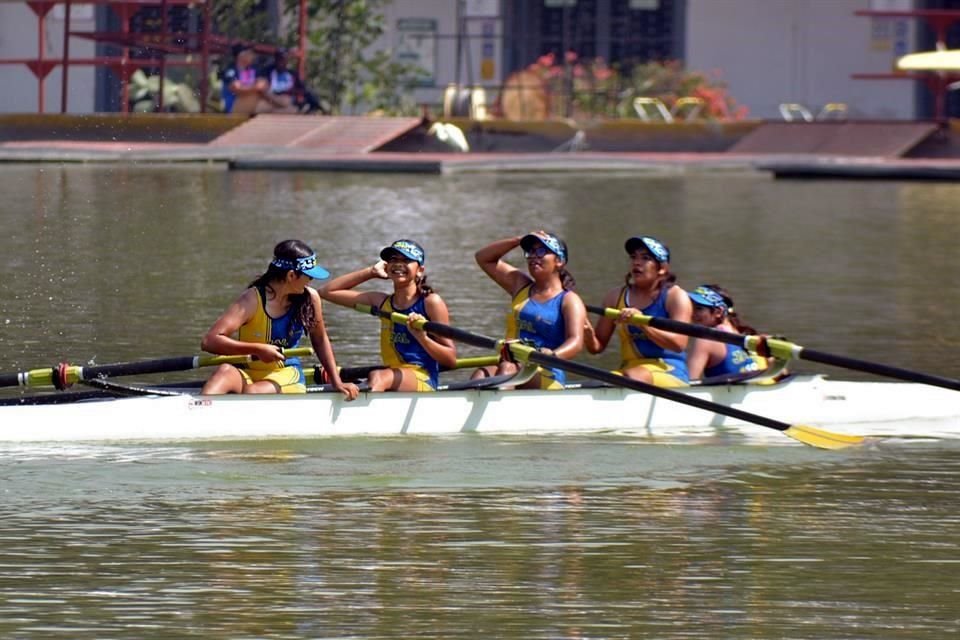 Equipo femenil de remo categoría 13-14 años, ganadoras del oro en los mil metros con timonel.