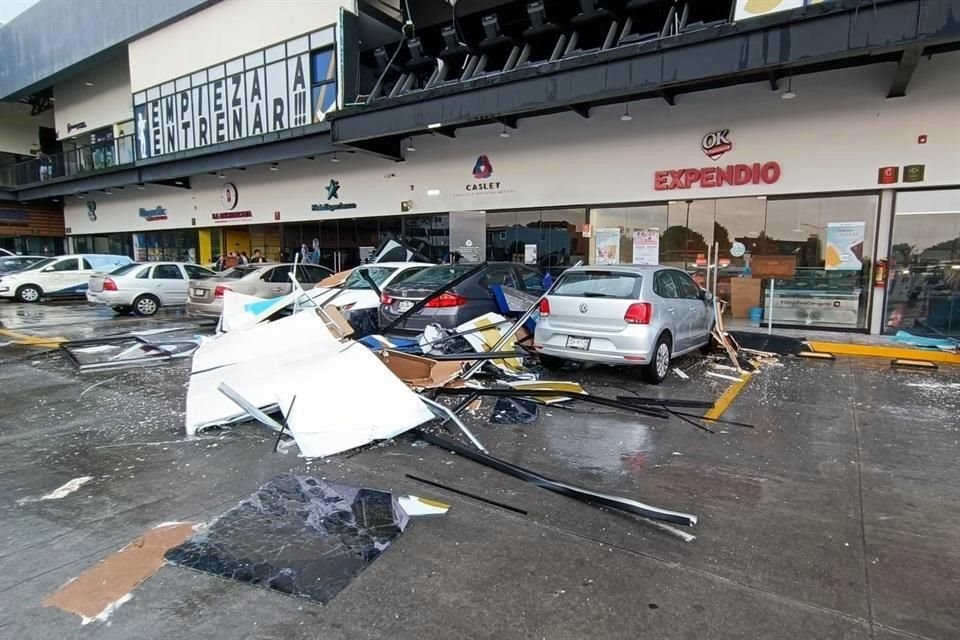 El ventanal del gimnasio cayó sobre autos estacionados.