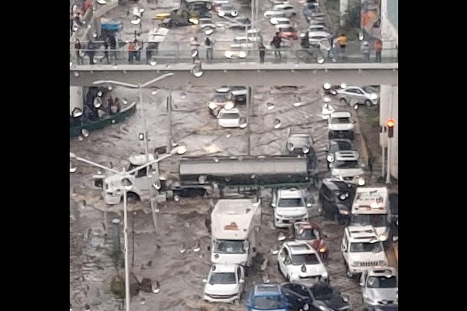 Severa inundación en Terraza Belenes, donde se ubica una estación de la Línea 3.