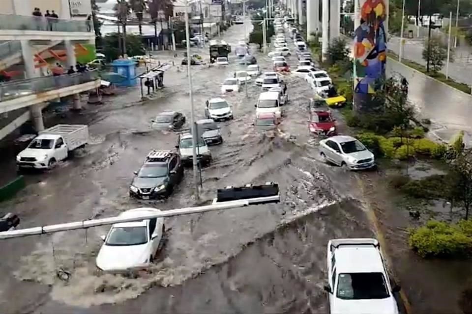 La lluvia generó caos vial y parálisis en avenidas principales como Periférico, Santa Margarita, Avenida Tesistán, entre otras, durante al menos un par de horas.