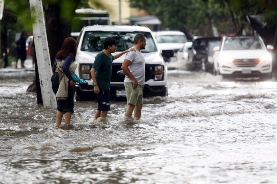 El nivel del agua rebasó los 50 centímetros en algunos puntos.
