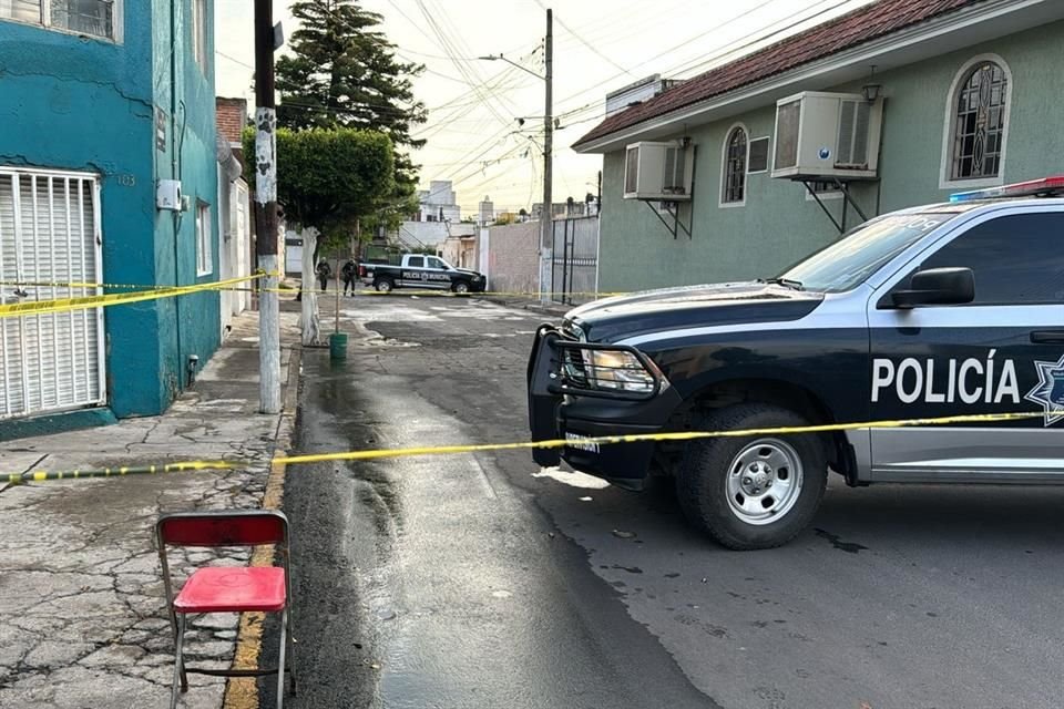 El cadáver de un hombre fue localizado a cuatro calles de la Comisaría de Tlaquepaque y las autoridades no hay detenidos ni sospechosos.