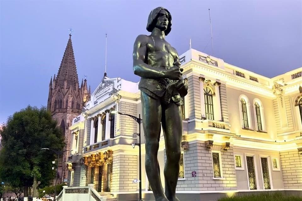 La escultura de Sant Jordi amaneció sin su característica espada; la UdeG informó que se hará cargo de la reparación.