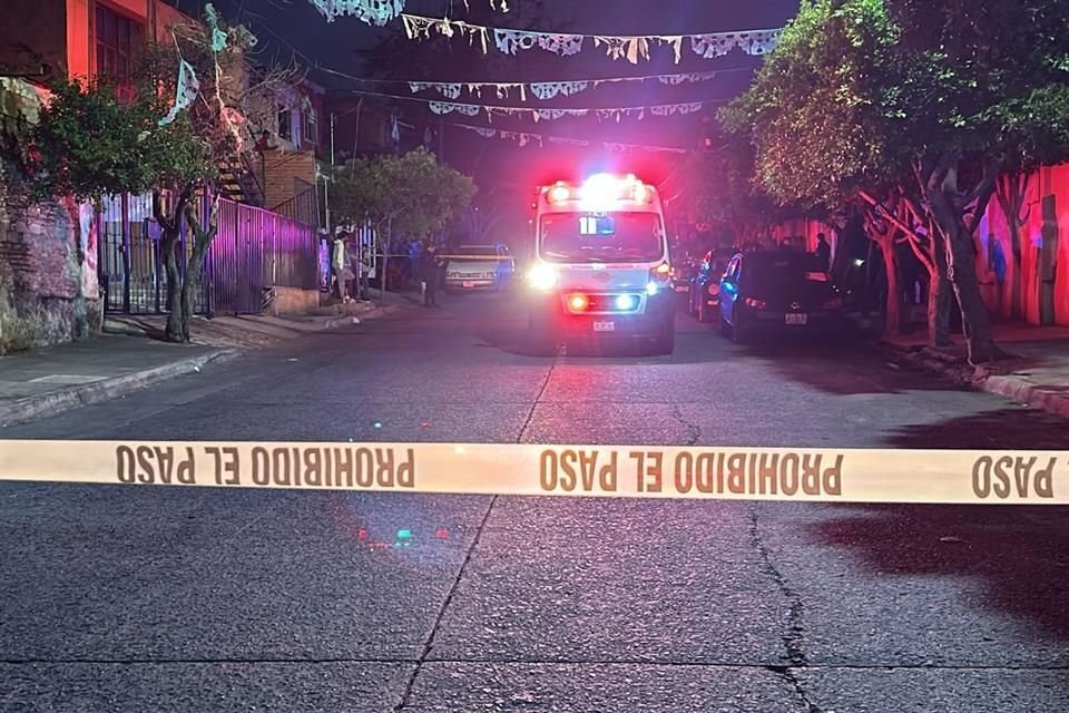 Afuera de una iglesia quedó el cuerpo de un hombre que fue asesinado a balazos, en la Colonia Heliodoro Hernández Loza, en Guadalajara. 