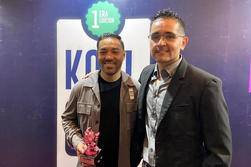 Mike R. Ortiz y el ex futbolista Marco Fabián de la Mora, quien recibió un premio de parte de Kool Toon.