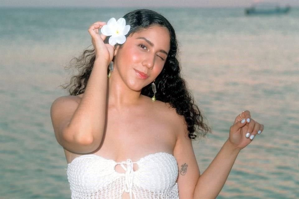 La cantautora mexicana está por sacar un EP y realizó una gira en España.