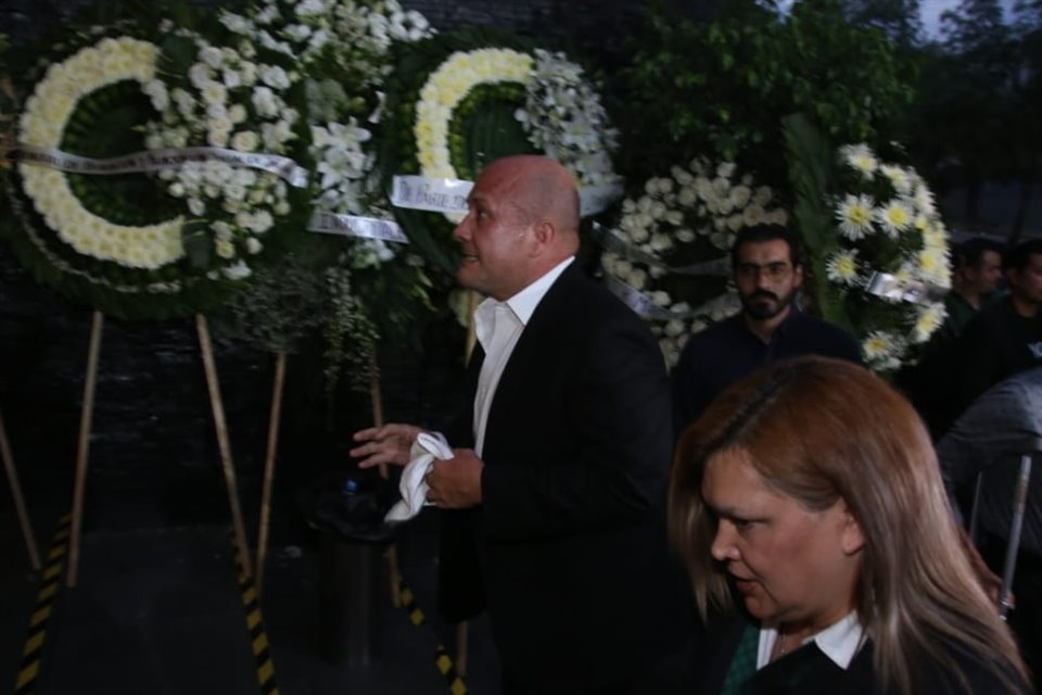 El Gobernador Enrique Alfaro a su llegada al funeral de su padre.