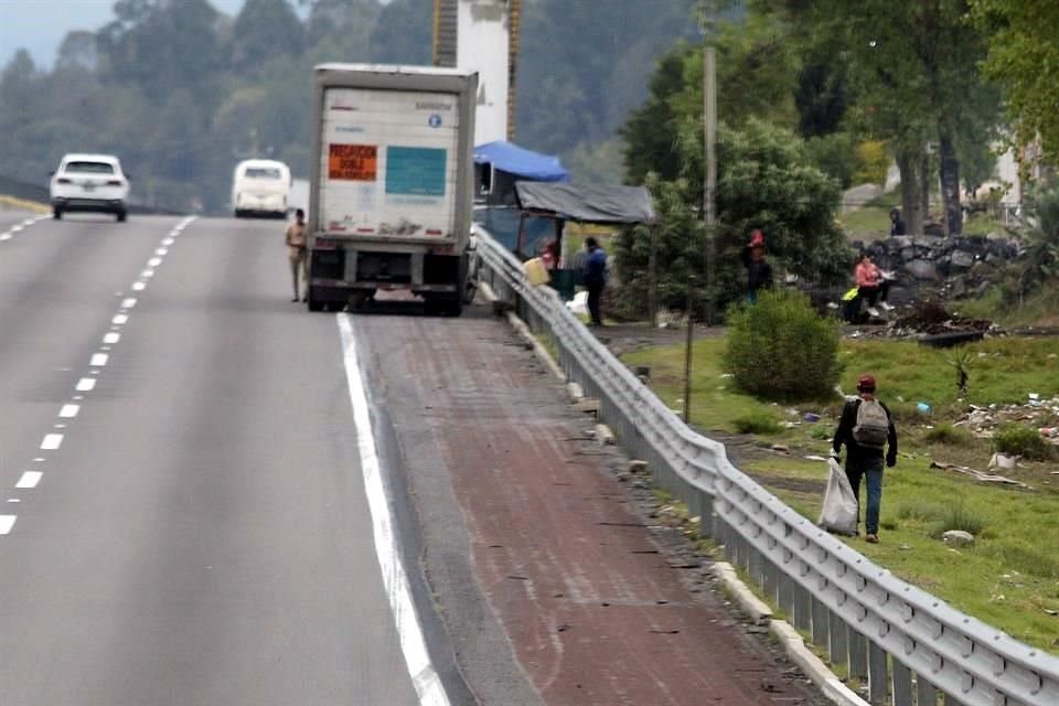 A plena luz del día, Grupo REFORMA logró constatar en un recorrido de 10 kilómetros en la Autopista México-Puebla la venta de hidrocarburo robado, conocido como 'huachicol'.