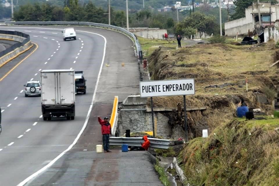 A la altura del kilómetro 80, el sentido de Puebla a CDMX, hay una estación de servicio 'Shell', pero más adelante, a partir del Puente Emperador, hay 11 casetas de huachicoleros.