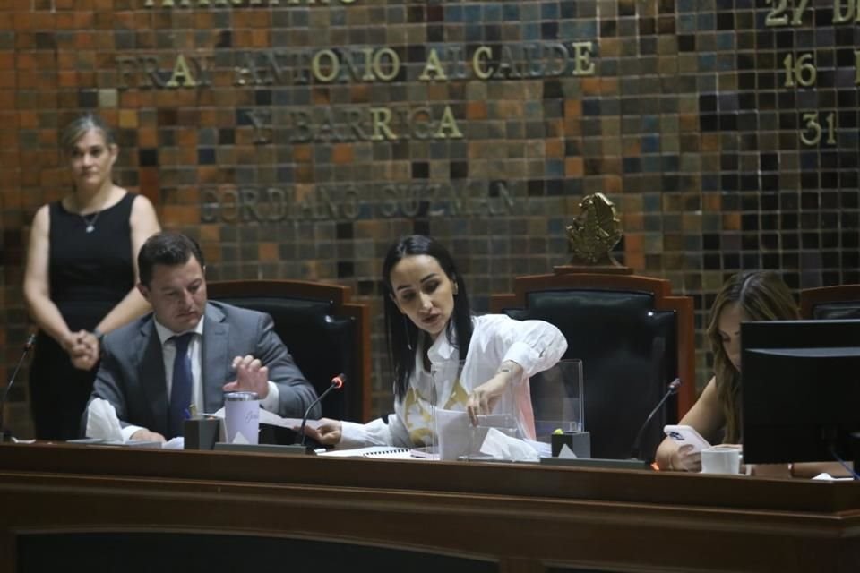 Julio César Hurtado y Mirelle Montes , diputados locales durante la sesión extraordinaria en el Congreso de Jalisco.,
