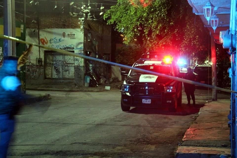 Al menos 12 disparos escucharon vecinos de la Colonia Los Altos, en Tlaquepaque, donde dos hombres se atacaron a balazos y uno murió.