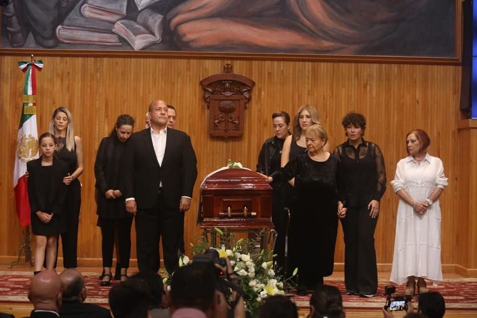 Homenaje a Enrique Alfaro Anguaino en el Paraninfo Enrique Díaz de León de la Universidad de Guadalajara.