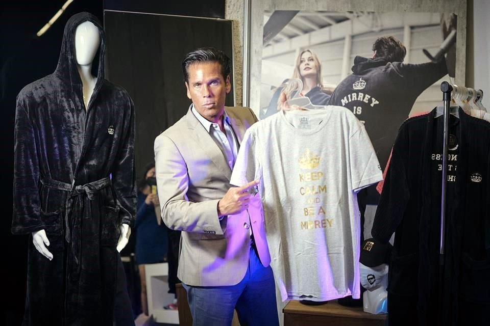 Roberto Palazuelos visitó Intermoda para presentar su colección.