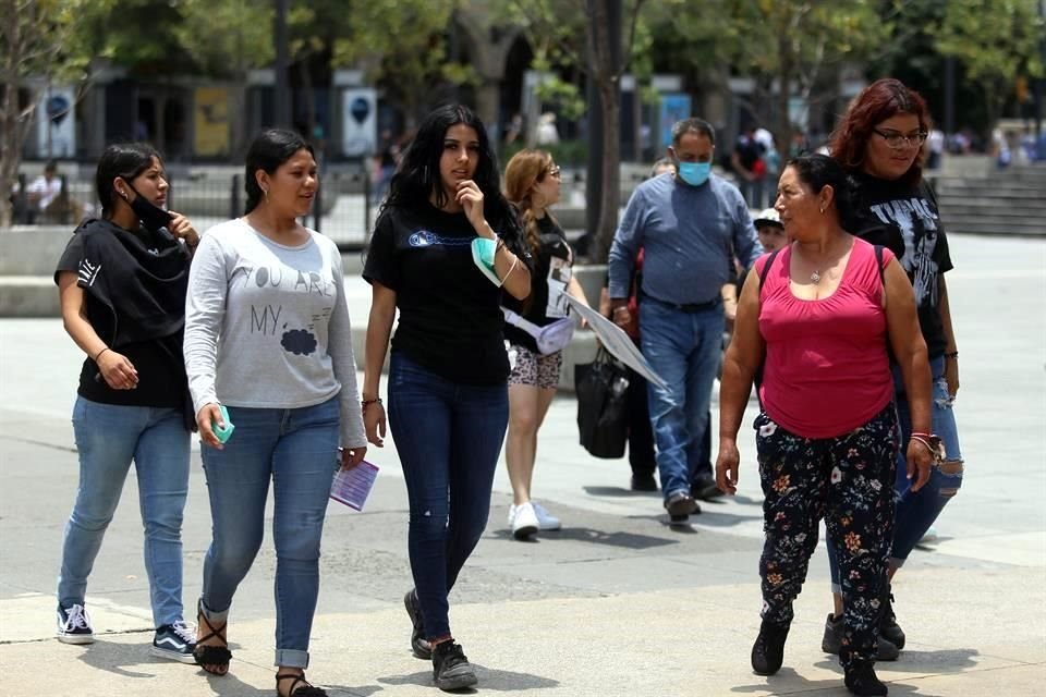 Grupos de personas caminan por el centro de Guadalajara sin las medidas recomendadas por las autoridades sanitarias, en medio de la llegada de la nueva cepa.