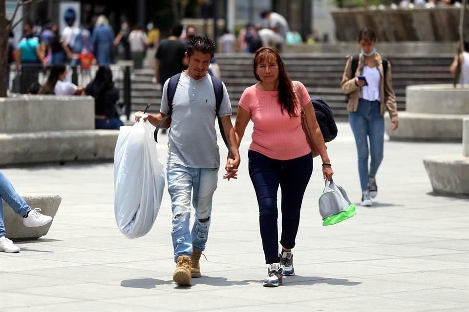 Ni el amor ni las compras han comprobado científicamente que puedan prevenir el contagio por coronavirus en sitios públicos. Los cubrebocas, sí.