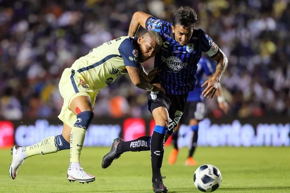 Roger Martínez no la pasó bien ante la dura marca del Querétaro.