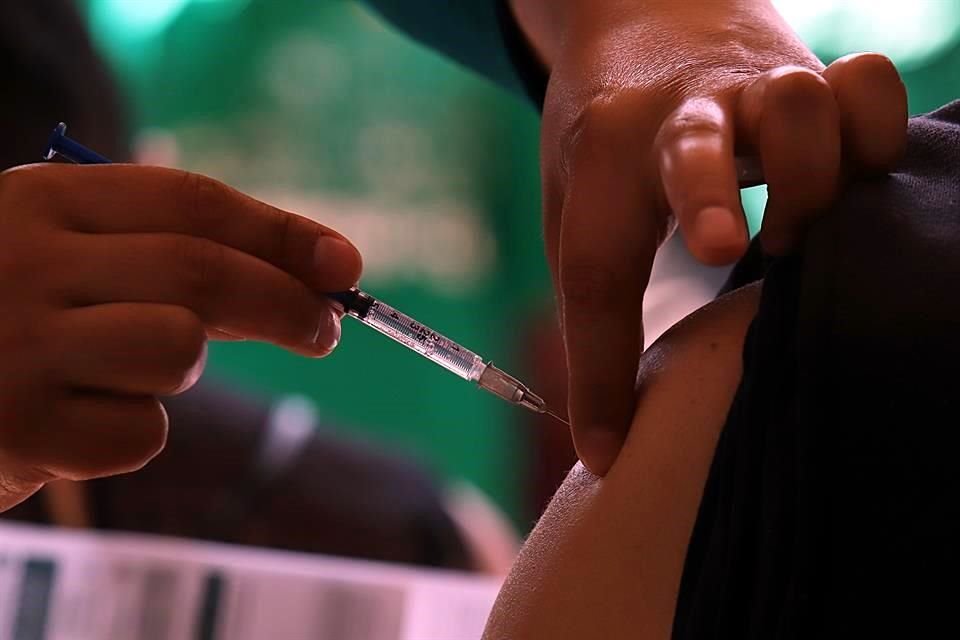 El Gobierno capitalino anunció que a partir del martes 10 y hasta el 15 de enero se inmunizará con primeras y segundas dosis a menores de 15 a 17 años de edad de todas las Alcaldías.