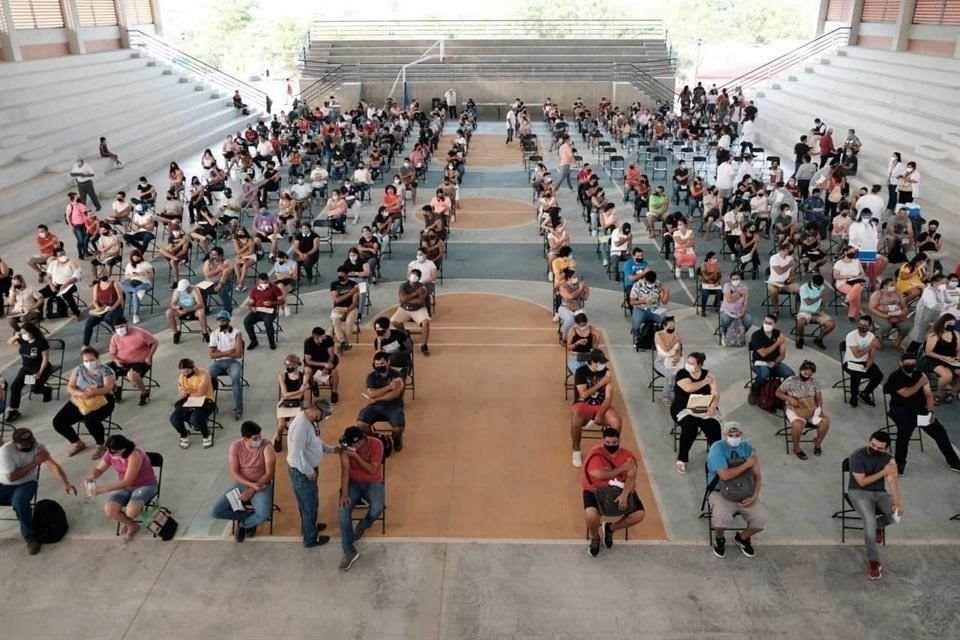 Así esperan quienes acuden a vacunarse contra Covid-19 en Puerto Vallarta.
