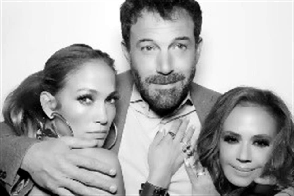 Jennifer Lopez y Ben Affleck asistieron juntos a la fiesta de cumpleaños de la actriz Leah Remini y posaron muy amorosos.