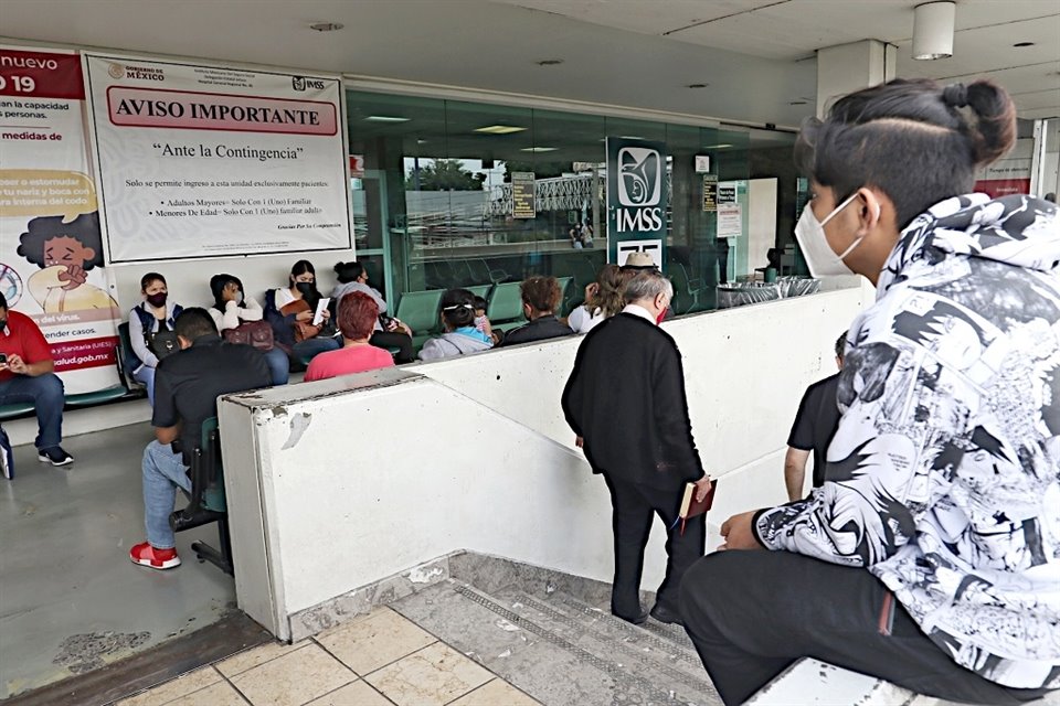 IMSS Jalisco aseguró que Naomi Cárdenas, quien tiene Síndrome de Morquio, recibe tratamiento integral por expertos en males lisosomales.