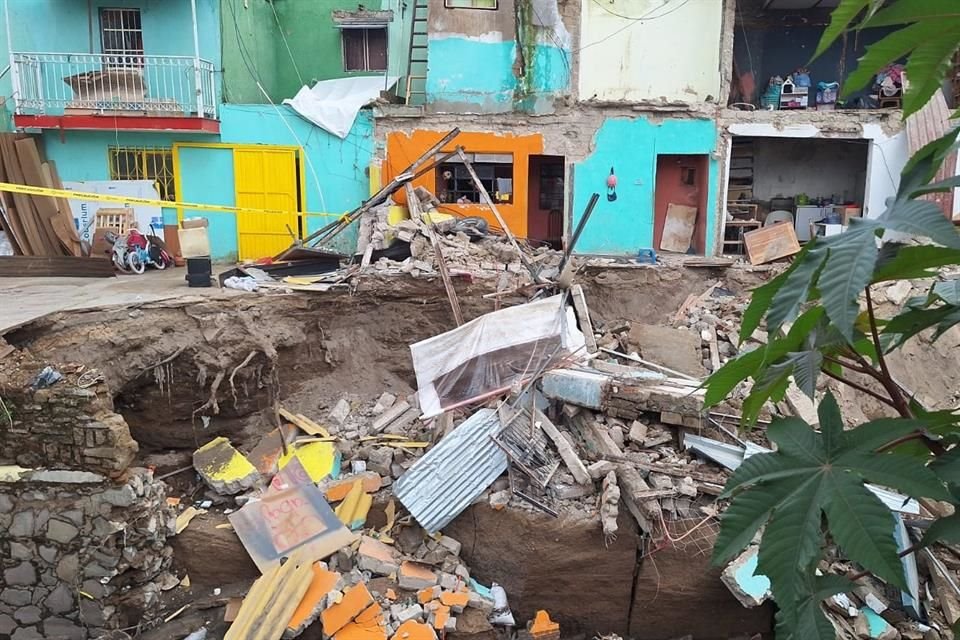 Más de la mitad de una vivienda colapsó en la Colonia Paseos del Briseño.