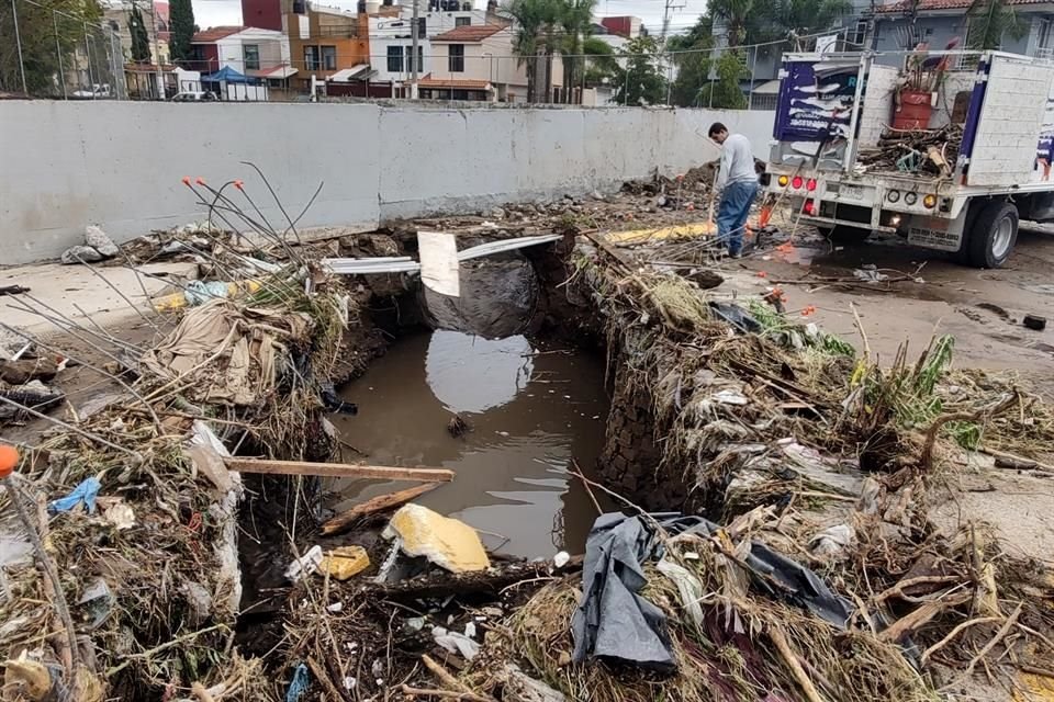 El arroyo se 'comió' uno de los carriles de la Calle De la Amistad.