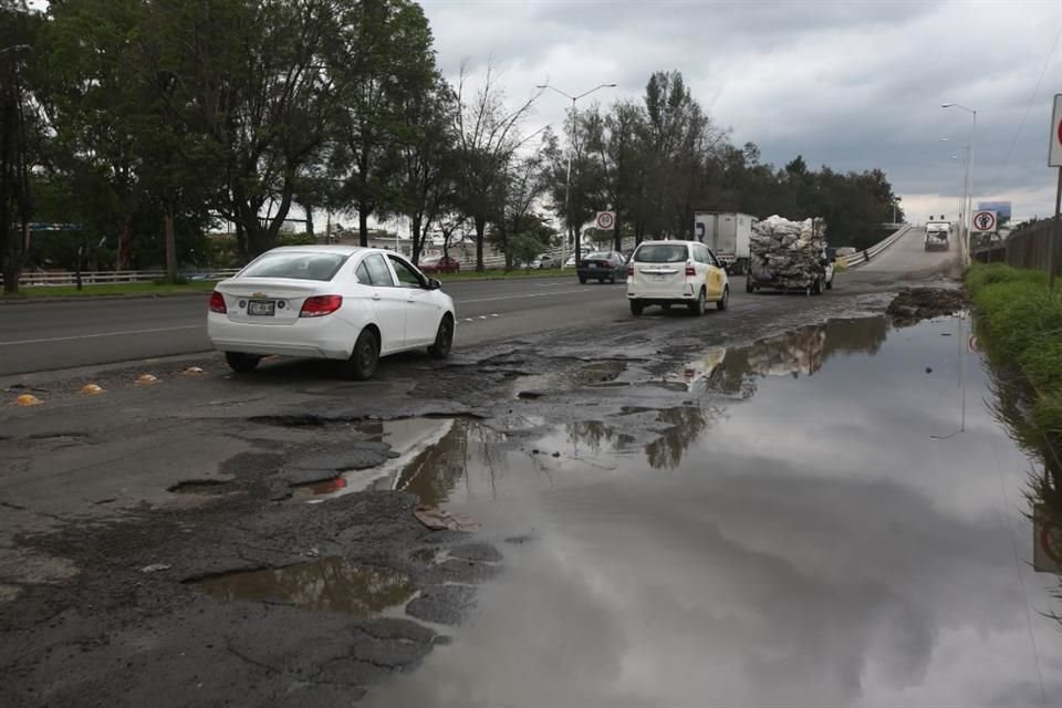En Carretera a Chapala, el ingreso al retorno que hay a la altura del Aeropuerto está destrozado.