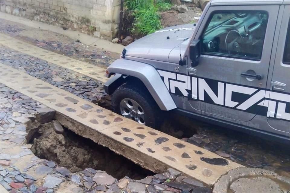 Aunque el miércoles la Dirección de Obras Públicas de Tlajomulco acudió a reparar los hoyos, hubo poca satisfacción hacia los trabajos.